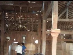 Masjid Kuno Baitul Arsy Pasir Angin: Menyimpan Jejak Dakwah Islam di Kaki Gunung Karang